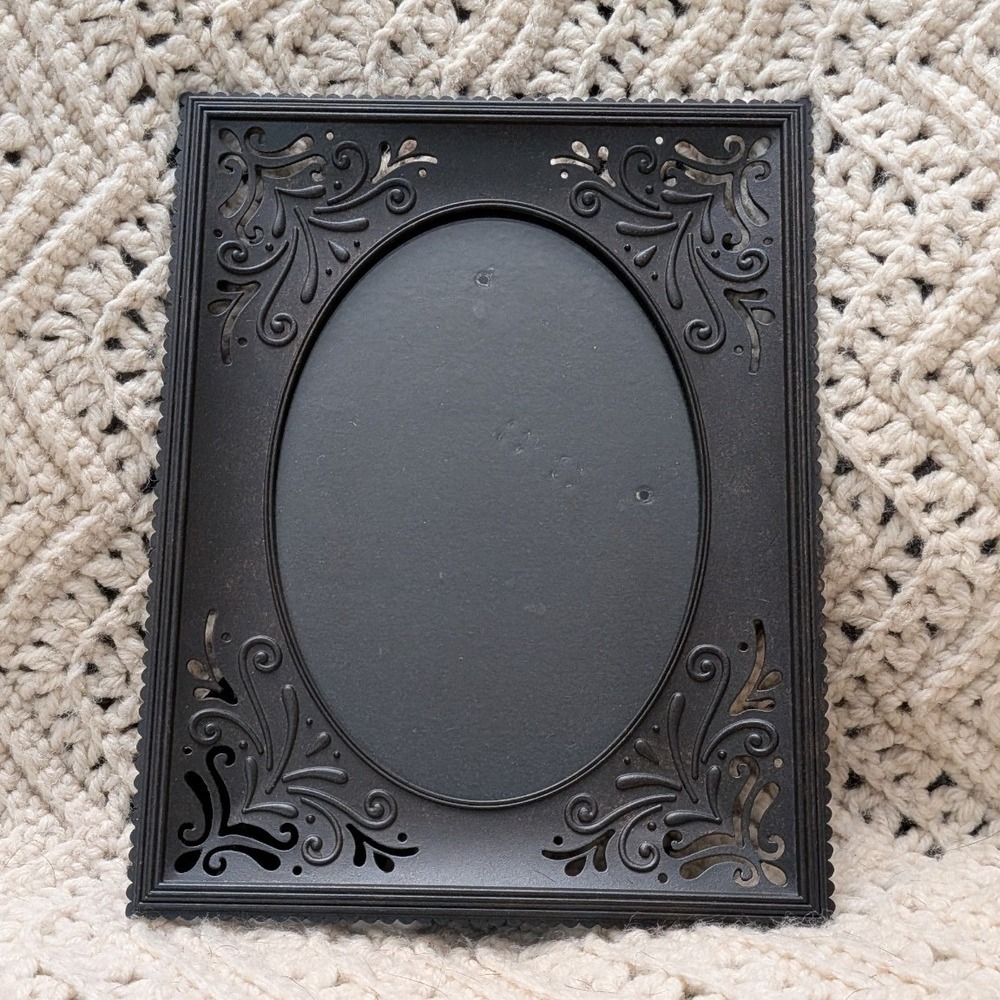 Fetco Home Decor Bronze Filigree Oval Opening 5x7 Photo Frame Scalloped Edge